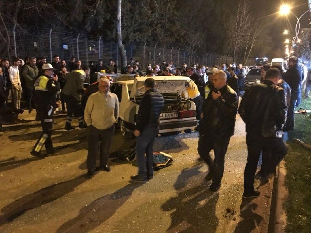 Kontrolden &Ccedil;ıkan Otomobil Ağacı K&ouml;k&uuml;nden S&ouml;kt&uuml;: 3 Yaralı