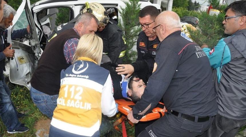 Yayaya &Ccedil;arpmamak İ&ccedil;in Direksiyonu Kırdı, Aracıyla Tarlaya U&ccedil;tu