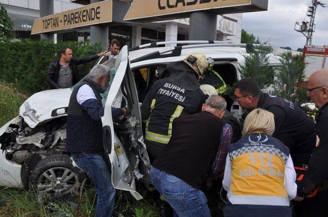 Yayaya Çarpmamak İçin Direksiyonu Kırdı, Aracıyla Tarlaya Uçtu