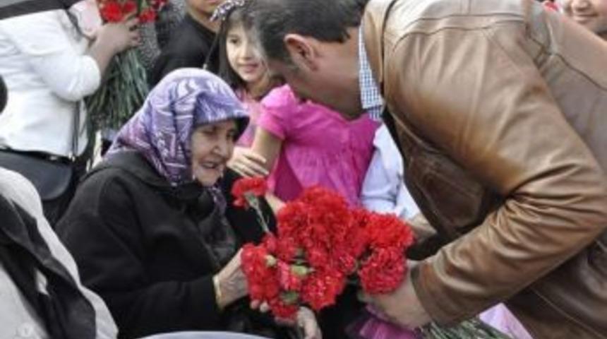 Başkan &Ccedil;ift&ccedil;i Anneleri Unutmadı