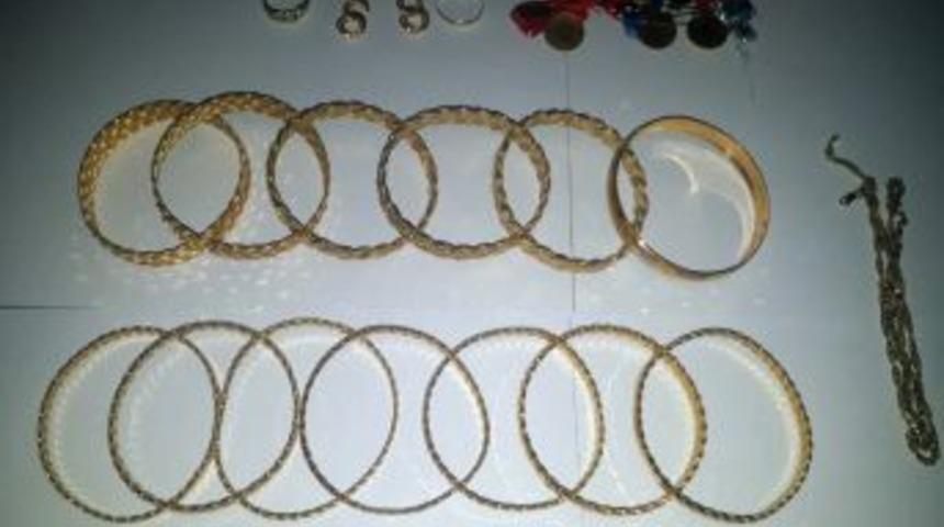 Kendilerini Polis Olarak Tanıtıp 68 Bin Liralık Altın &Ccedil;aldılar