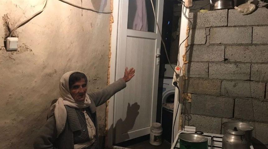 Evi &Ccedil;&ouml;ken Anne Yetkililerden Yardım Bekliyor