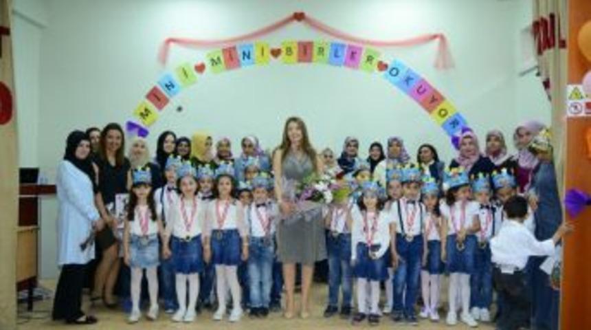 Mink Y&uuml;rekler Annelerini &Ccedil;i&ccedil;ek Yağmuruna Tuttu