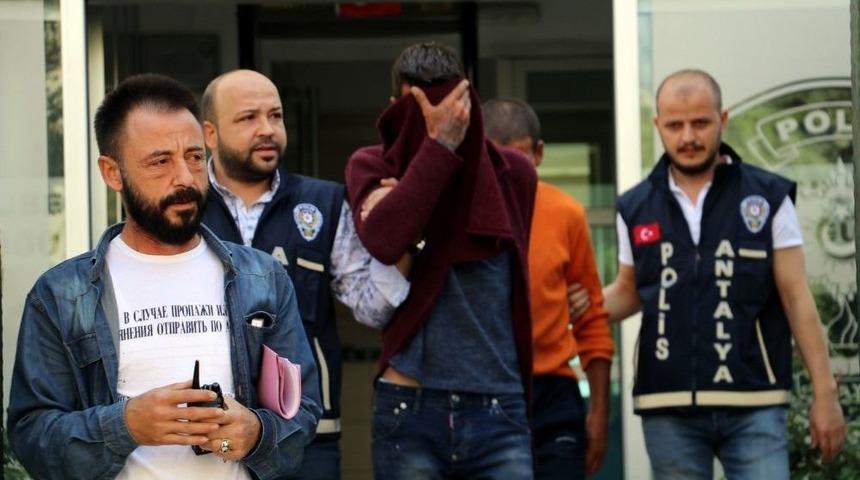 &Ouml;ğretmeni Boğarak &Ouml;ld&uuml;rd&uuml;ler, Parasını Eğlence Mekanında Harcadılar