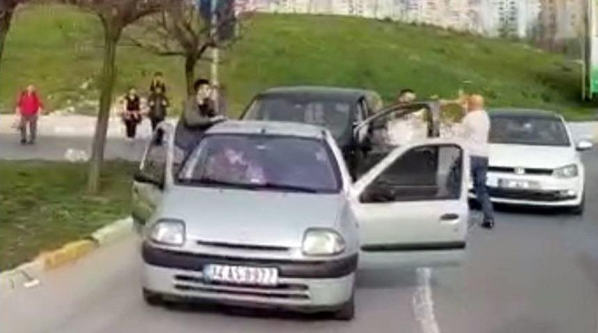 S&uuml;r&uuml;c&uuml;lerin Bijon Anahtarlı Kavgası Kamerada