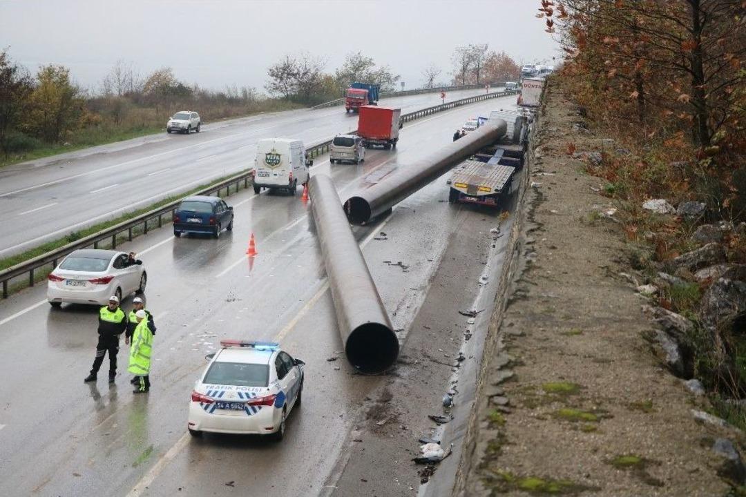 36 Metre Uzunluğundaki &Ccedil;elik Borular Yola Savruldu