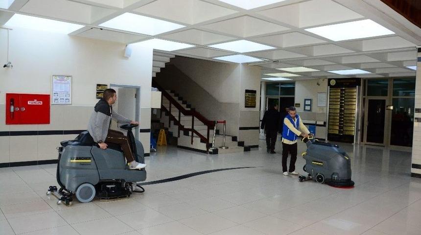 &Uuml;niversite Hastanesi Son Teknolojik Cihazlarla Temizleniyor