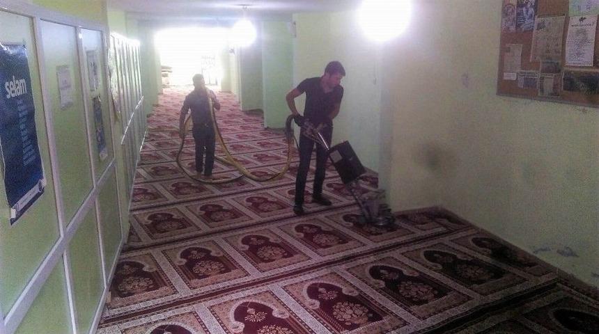 Kayapınar&rsquo;da Camilerin Temizliği S&uuml;r&uuml;yor