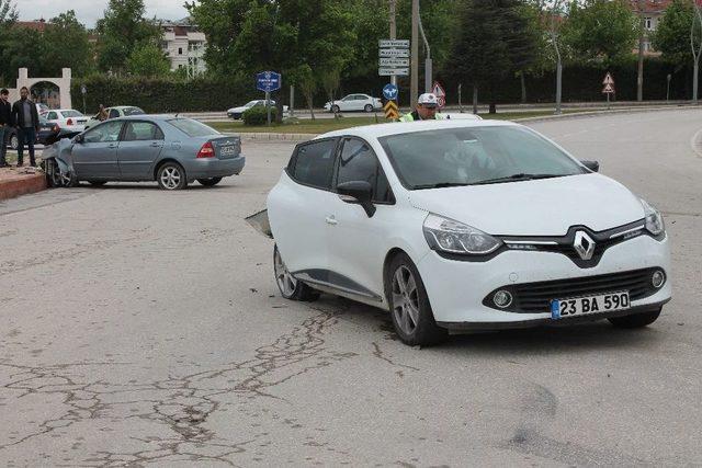 Elazığ’da Trafik Kazası: 3 Yaralı