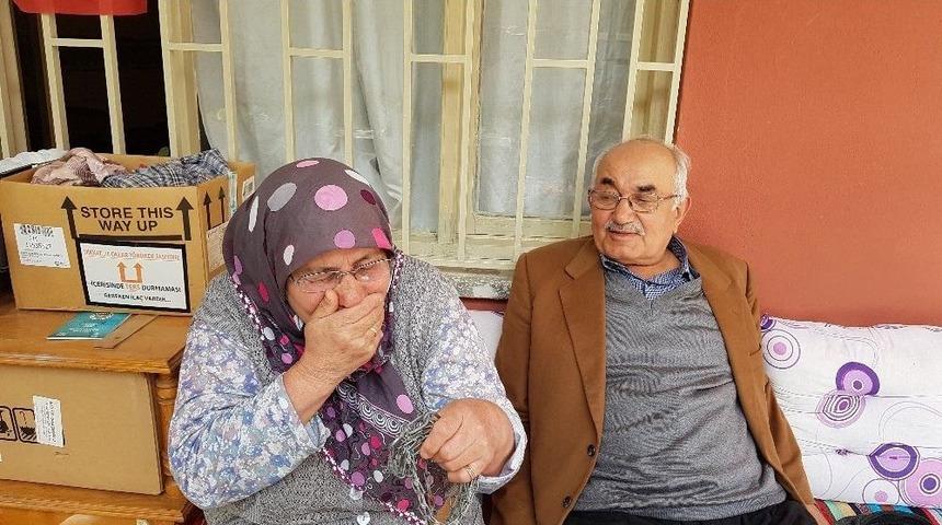 (&ouml;zel) Yaşlı &Ccedil;ift Kayıp K&ouml;pekleri İ&ccedil;in G&ouml;zyaşı D&ouml;k&uuml;yor