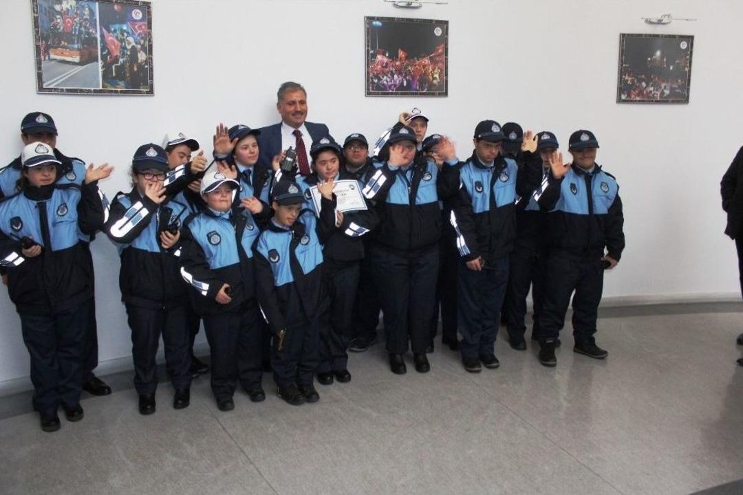 Bir G&uuml;nl&uuml;ğ&uuml;ne Zabıta Oldular, Denetime &Ccedil;ıktılar