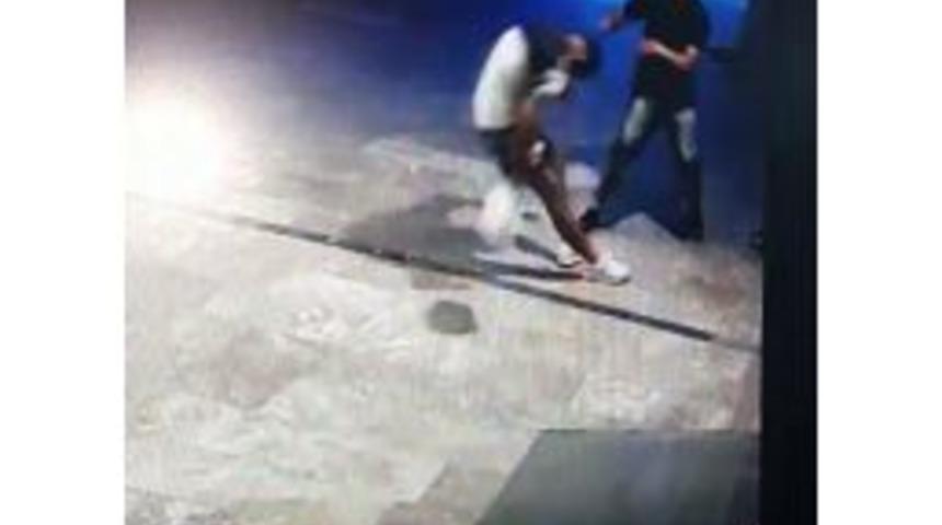 İngiliz Gen&ccedil; Arkadaşını Tek Yumrukta Yere Serdi