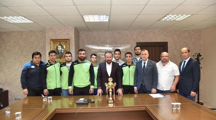 Şampiyon G&uuml;reş&ccedil;iler Başkan Doğan&rsquo;ı Ziyaret Etti