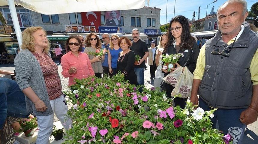 Fo&ccedil;a Belediyesi, &lsquo;anneler G&uuml;n&uuml;&rsquo;n&uuml; &Ccedil;i&ccedil;eklerle Kutladı