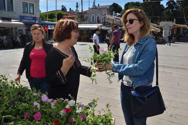 Foça Belediyesi, ‘anneler Günü’nü Çiçeklerle Kutladı