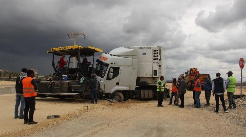 Kontrolden &Ccedil;ıkan Tır Yol &Ccedil;alışması Yapan İş&ccedil;ilerin Arasına Daldı: 3 Yaralı