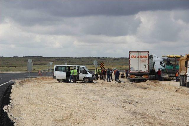 Kontrolden Çıkan Tır Yol Çalışması Yapan İşçilerin Arasına Daldı: 3 Yaralı