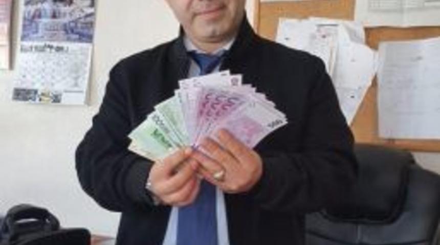 Kooperatif Başkanı Para Dolu &Ccedil;antayı Sahibine Ulaştırdı