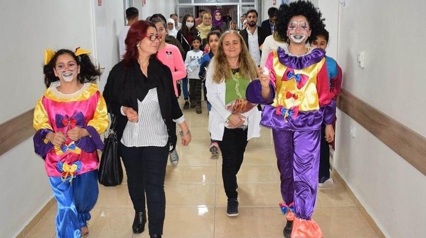 Kayapınar Belediyesi&rsquo;nden Minik Hastalara Moral Ziyareti