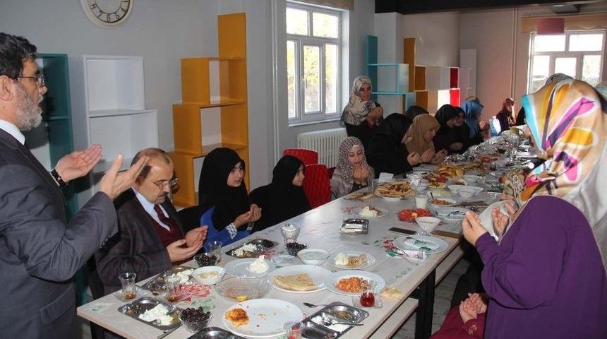 Vali Ustaoğlu&rsquo;dan Kur&rsquo;an Kursuna Ziyaret