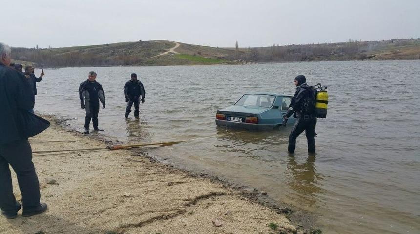 El Freni Çekilmeyen Ve Vitesi Boşta Unutulan Otomobil Baraja Düştü