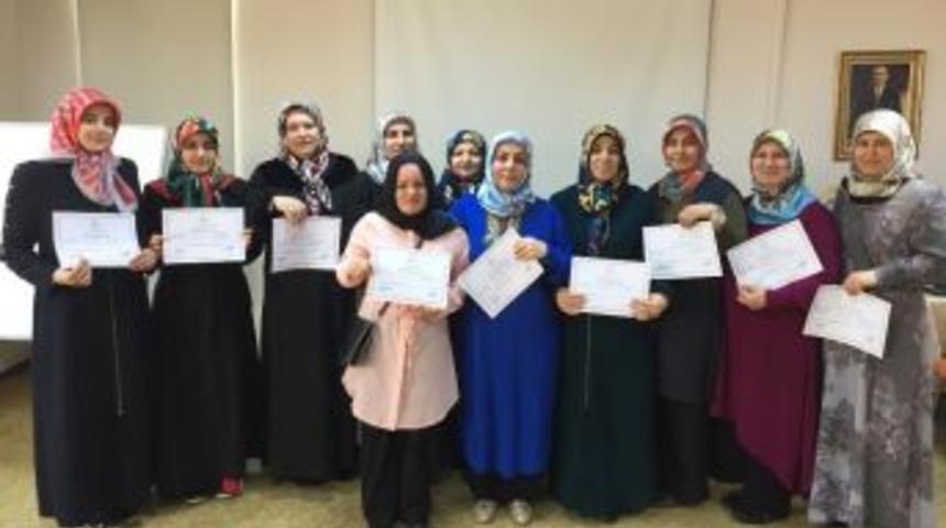 Giyim Kursunu Bitiren Kadınlar Sertifika Aldı