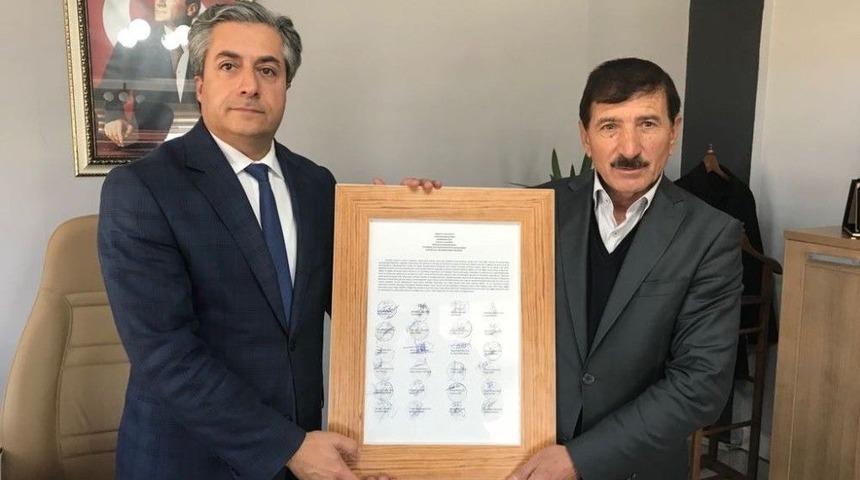 24 Muhtardan Başkan Atilla’ya Mühürlü Teşekkür