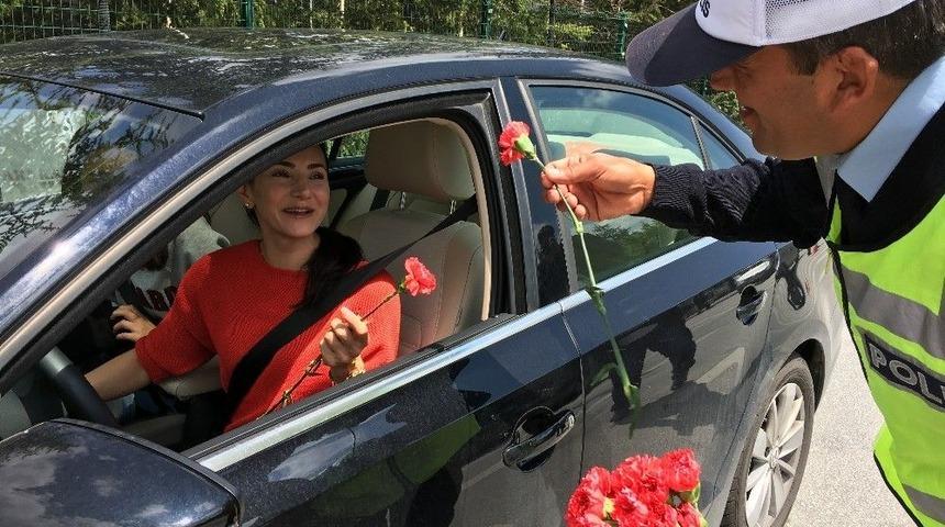 Trafik Polislerinden Annelere En Anlamlı Hediye