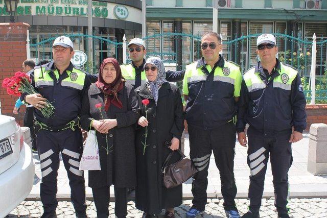 Trafik Polislerinden Annelere En Anlamlı Hediye