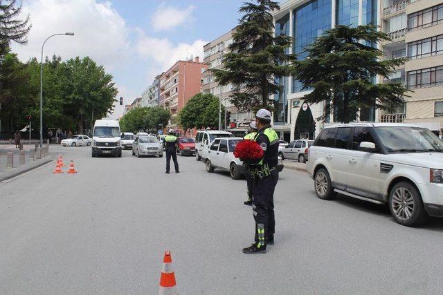 Trafik Polislerinden Annelere En Anlamlı Hediye