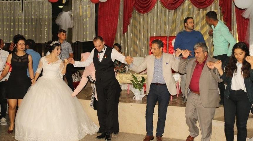 Başkan Pamuk, Hakkari Gazisinin D&uuml;ğ&uuml;n&uuml;nde Halay &Ccedil;ekti