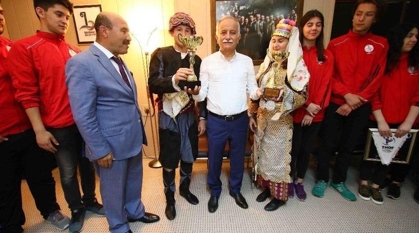 Halk Oyunlarında Şampiyon Yine &lsquo;bayraklı&rsquo;