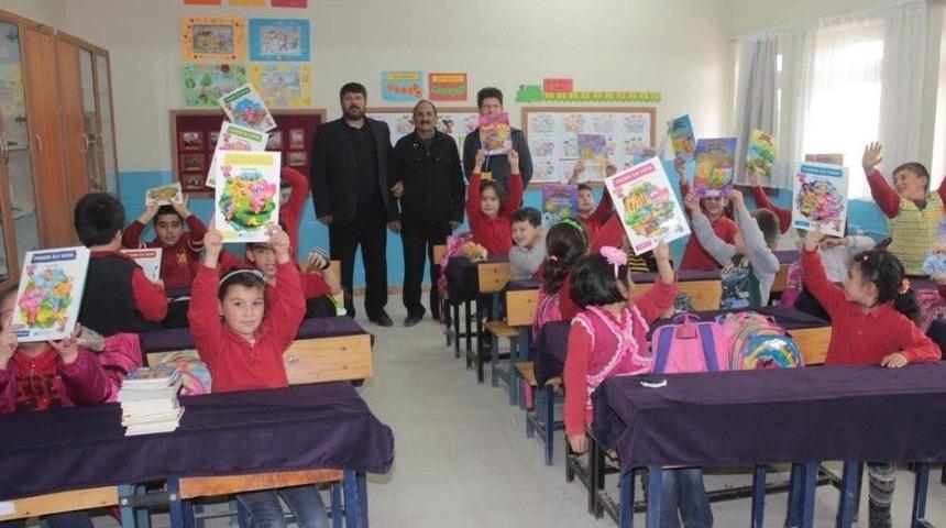 Muhtar&rsquo;dan &Ouml;ğrencilere Kitap