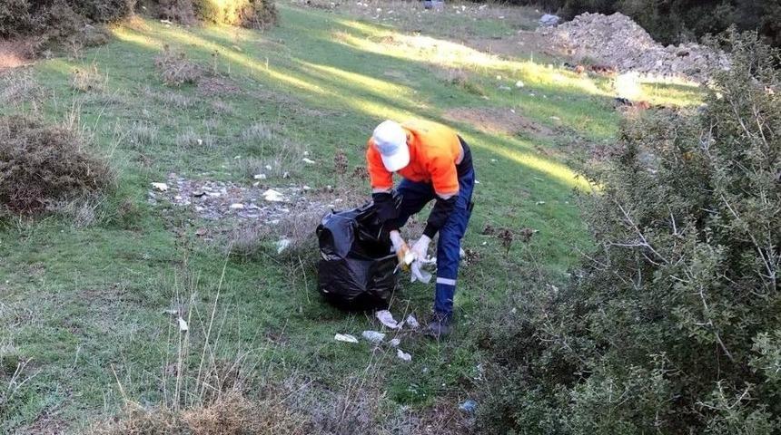 Aliağa&rsquo;nın Mahallerinde Gelişig&uuml;zel Atılan &Ccedil;&ouml;pler Toplandı