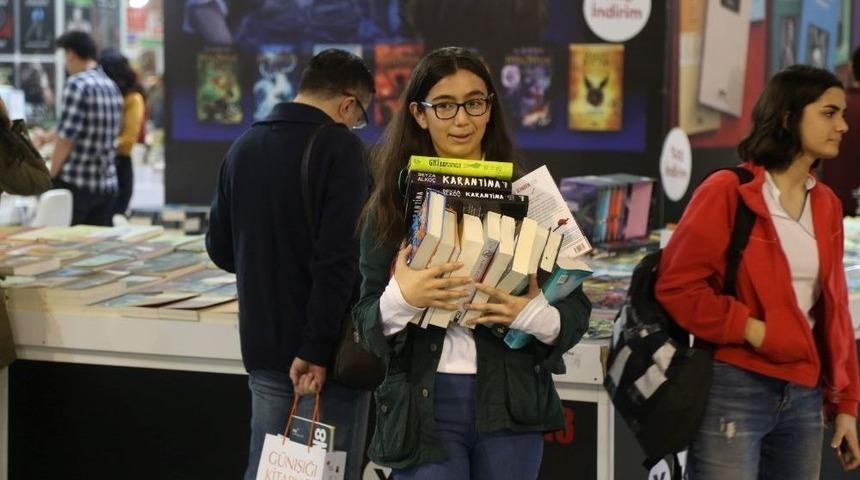 12 Yaşındaki Kitap Sevdalısı 1 Senelik Har&ccedil;lığı İle Kitap Fuarına Koştu