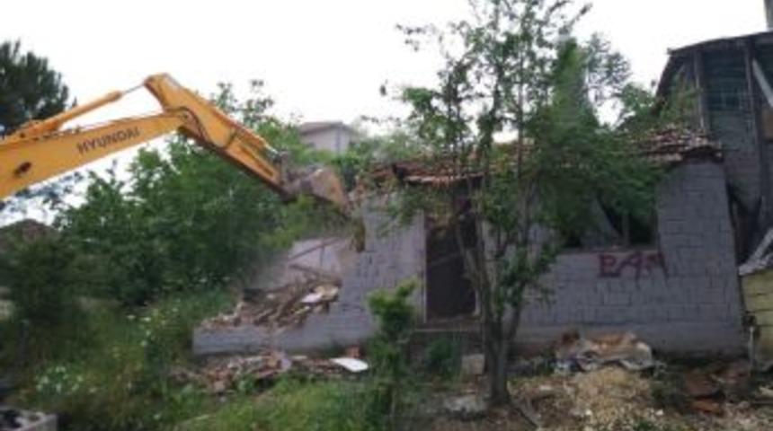 İzmit&rsquo;te Ka&ccedil;ak Binaya Yıkım Engeli