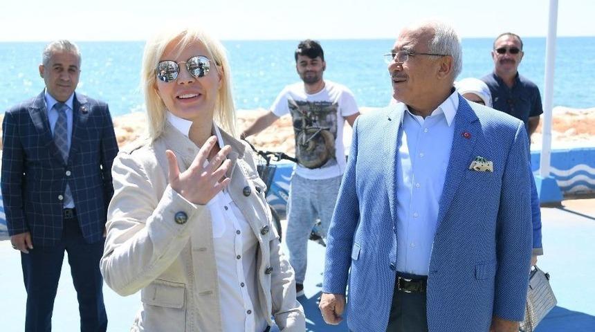 Sanat&ccedil;ı &Ouml;m&uuml;r Gedik, Başkan Kocamaz İle Birlikte Ağa&ccedil; Dikti