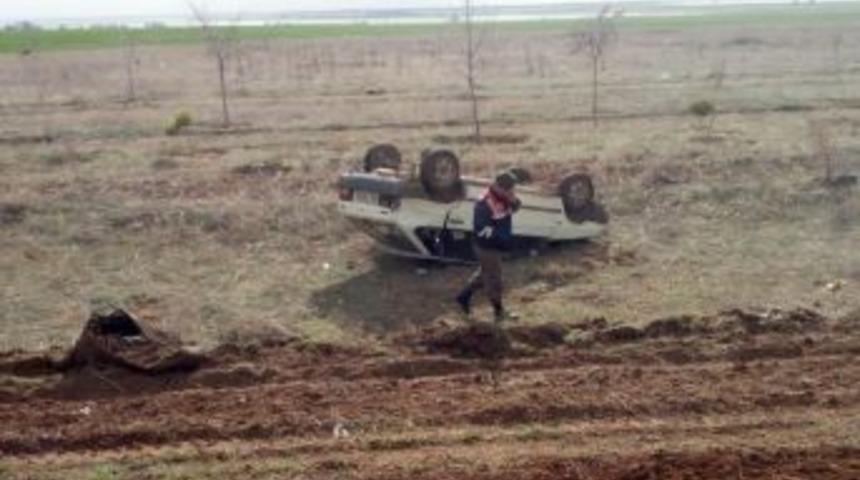 Konya&rsquo;da Otomobil Meyve Bah&ccedil;esine Devrildi: 5 Yaralı
