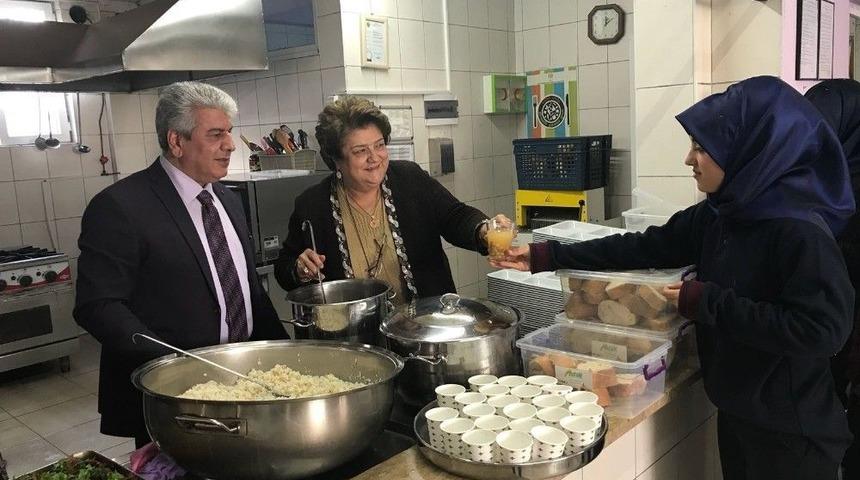 &Ccedil;omaklı, Kendi Elleriyle Un &Ccedil;orbası Ve Hoşaf Dağıttı