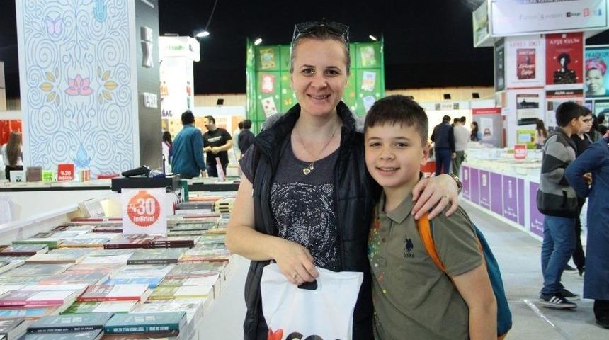 Kocaeli Kitap Fuarı&rsquo;nda &Ccedil;ocuklar Anneler G&uuml;n&uuml;&rsquo;n&uuml; Kitapla Kutladı