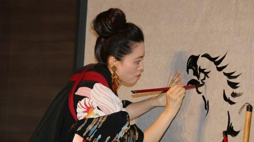 &Uuml;nl&uuml; Japon Sanat&ccedil;ı Sisyu Nev&uuml;&rsquo;de Canlı Performans Sergiledi