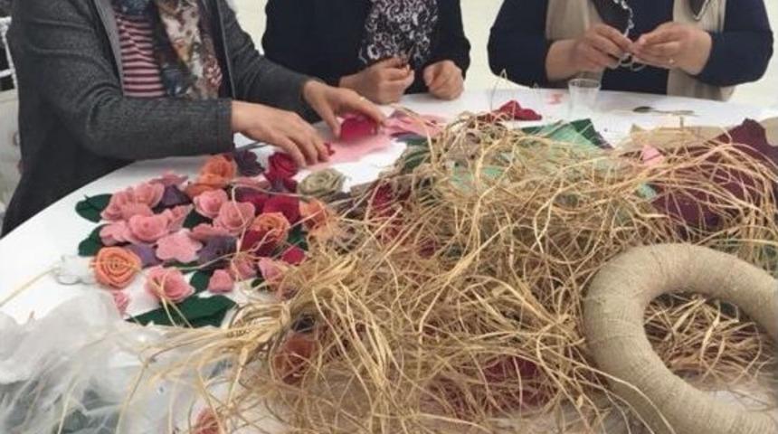 Hanlı Kadınlar Eserlerini İlmek İlmek İşliyor