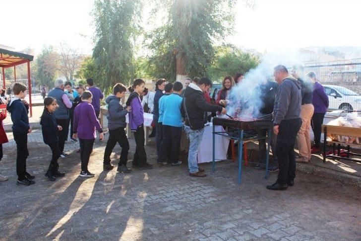 Okul Aile Birliği Sucuk Ekmek Etkinliğiyle Kışa ‘merhaba’ Dedi G1
