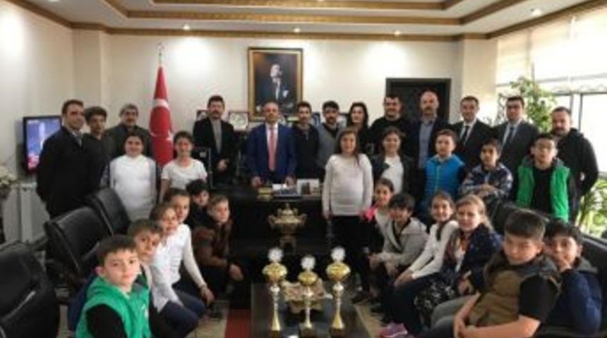 Halk Oyunları Şampiyonları Kaymakam &Ouml;ner&rsquo;i Ziyaret Etti