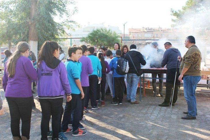 Okul Aile Birliği Sucuk Ekmek Etkinliğiyle Kışa ‘merhaba’ Dedi G3