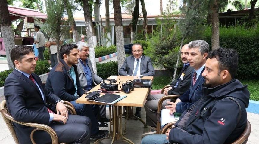 Vali Atik Gazetecilerin Programına Konuk Oldu