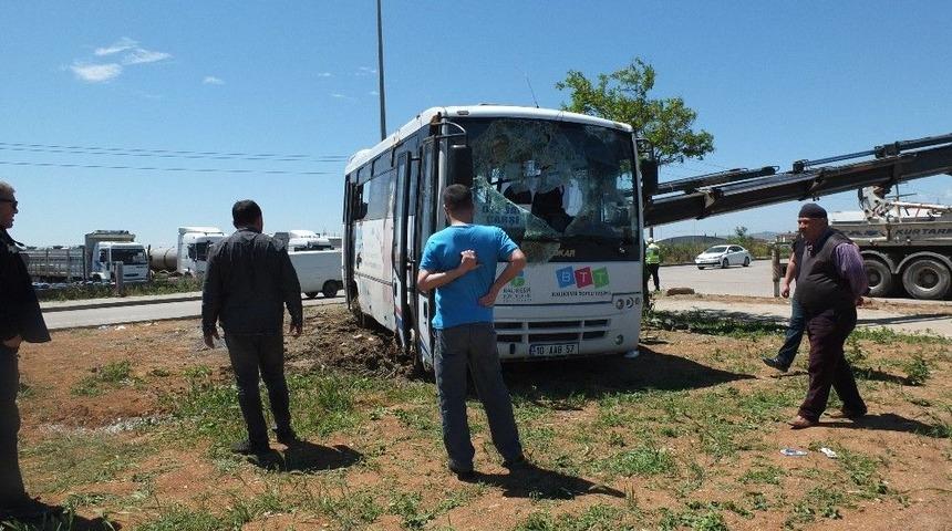 Balıkesir&rsquo;de Yolcu Minib&uuml;s&uuml;n&uuml;n Kamyonla &Ccedil;arpışması