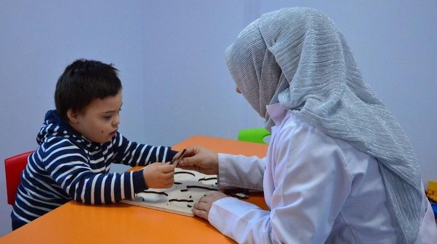 Down Sendromlu &Ccedil;ocuklar Tebess&uuml;m Ediyor