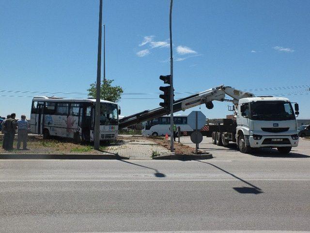 Balıkesir’de Yolcu Minibüsünün Kamyonla Çarpışması