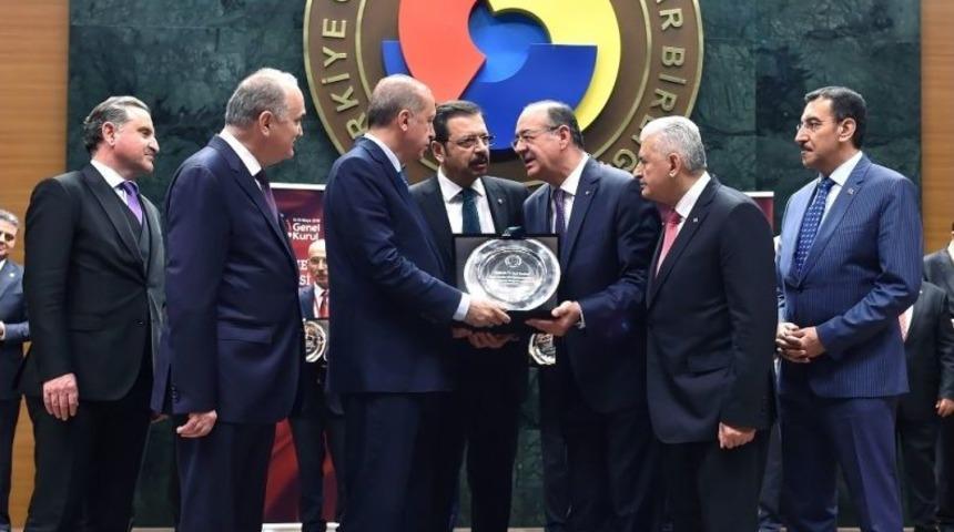 B&uuml;y&uuml;khelvacıgil, Hizmet Şeref Belgesini Cumhurbaşkanı Erdoğan&rsquo;dan Aldı